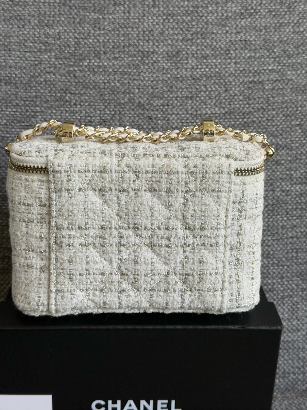CHANEL MAKEUP Ivory Tweed Shoulder Bag with Gold Chain - Picture 7 of 11
